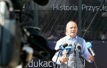 Mobilny Przystanek Przyszłości IPN  (na zdjęciu znajduje się mężczyzna)