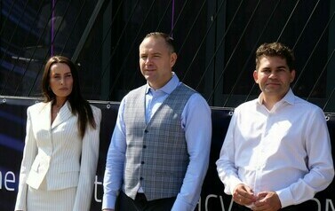 Mobilny Przystanek Przyszłości IPN  (na zdjęciu znajduje się kobieta i dw&oacute;ch mężczyzn)