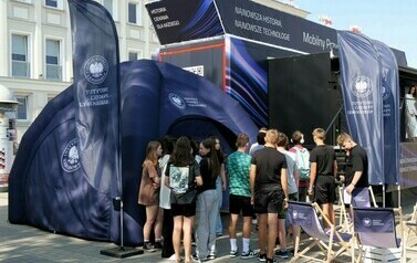 Mobilny Przystanek Przyszłości IPN  (na zdjęciu znajduje się grupa młodych os&oacute;b przy namiocie)