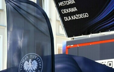 Mobilny Przystanek Przyszłości IPN  (na zdjęciu znajduje się baner reklamowy)