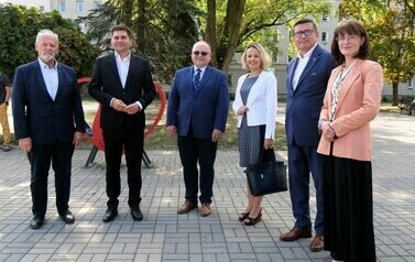 Mobilny Przystanek Przyszłości IPN  (na zdjęciu znajduje się  6 os&oacute;b)