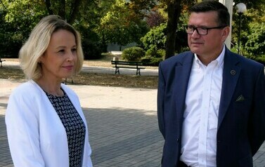 Mobilny Przystanek Przyszłości IPN  (na zdjęciu znajduje się kobieta i mężczyzna)