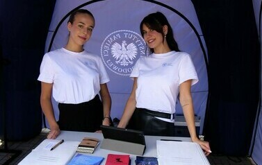 Mobilny Przystanek Przyszłości IPN (ma zdjęciu widoczne są dwie dziewczyny)