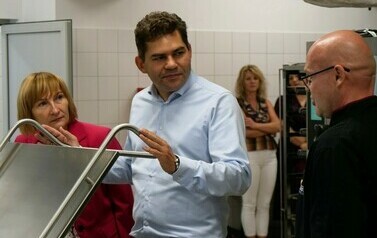 Otwarcie kuchni w PSP2 (zdjęcie przedstawia Prezydenta Miasta Stalowej Woli w towarzystwie kobiety i mężczyzny)