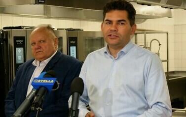 Otwarcie kuchni w PSP2 (zdjęcie przedstawia przemawiającego do mikrofonu Prezydenta Miasta Stalowej Woli)