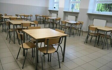 Otwarcie kuchni w PSP2 (zdjęcie przedstawia stoły wraz z krzesłami)