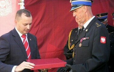Przejście na emeryturę st. bryg. Leszka Zielińskiego (zdjęcie przedstawia Wiceprezydenta Miasta Stalowe Woli wręczającego strażakowi grawerton)