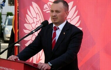 Przejście na emeryturę st. bryg. Leszka Zielińskiego (zdjęcie przedstawia przemawiajacego przy mikrofonie Wiceprezydenta Miasta Stalowej Woli)