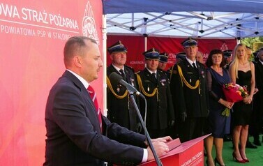 Przejście na emeryturę st. bryg. Leszka Zielińskiego (zdjęcie przedstawia przemawiajacego przy mikrofonie Wiceprezydenta Miasta Stalowej Woli)