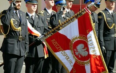 Przejście na emeryturę st. bryg. Leszka Zielińskiego (zdjęcie przedstawia strażak&oacute;w ze sztandarem)