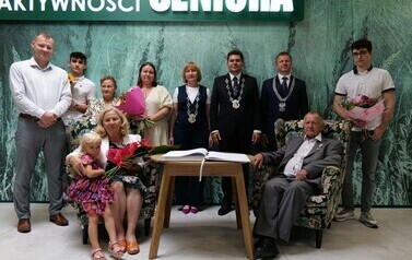 Diamentowe i Złote Gody Małżeńskie (na zdjęciu znajduje się grupa os&oacute;b)