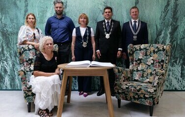 Diamentowe i Złote Gody Małżeńskie (na zdjęciu znajduje się grupa os&oacute;b)