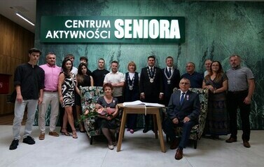 Diamentowe i Złote Gody Małżeńskie (na zdjęciu znajduje się grupa os&oacute;b)
