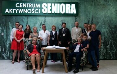 Diamentowe i Złote Gody Małżeńskie (na zdjęciu znajduje się grupa os&oacute;b)
