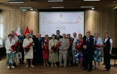 Diamentowe i Złote Gody Małżeńskie (na zdjęciu znajduje się grupa os&oacute;b)