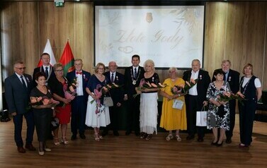 Diamentowe i Złote Gody Małżeńskie (na zdjęciu znajduje się grupa os&oacute;b)