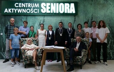 Diamentowe i Złote Gody Małżeńskie (na zdjęciu znajduje się grupa os&oacute;b)
