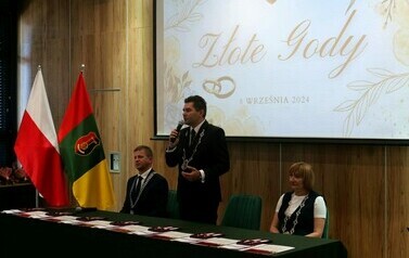 Diamentowe i Złote Gody Małżeńskie (na zdjęciu znajduje się trzy osoby)