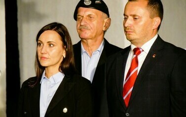 85. rocznica agresji ZSRS na Polskę (na zdjęciu znajdują się trzy osoby)