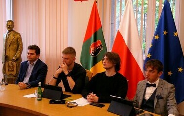 VI Sesja Młodzieżowej Rady Miesjkiej w Stalowej Woli (na zdjęciu znajdują sie czterej mężczyźni)