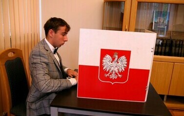 VI Sesja Młodzieżowej Rady Miesjkiej w Stalowej Woli (na zdjęciu znajduje się mężczyzna)