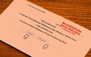 VI Sesja Młodzieżowej Rady Miesjkiej w Stalowej Woli (na zdjęciu znajduje się karta do głosowania)