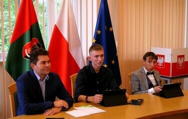 VI Sesja Młodzieżowej Rady Miesjkiej w Stalowej Woli (na zdjęciu znajdują sie trzej mężczyźni)