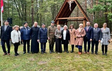 82. rocznica pacyfikacji wsi Kochany (na zdjęciu znajduje się grupa os&oacute;b)