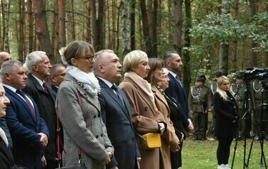 82. rocznica pacyfikacji wsi Kochany (na zdjęciu znajdują się osoby w lesie)