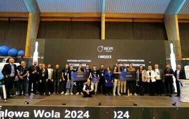 Hackhaton Stalowa Wola 2024 (na zdjęciu znajduje sie grupa os&oacute;b)