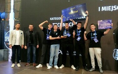 Hackhaton Stalowa Wola 2024 (na zdjęciu znajduje sie grupa os&oacute;b)