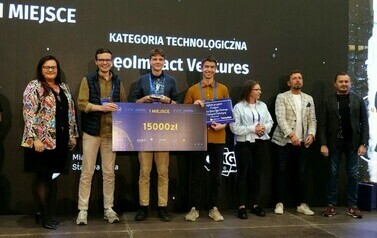Hackhaton Stalowa Wola 2024 (na zdjęciu znajduje sie grupa os&oacute;b)