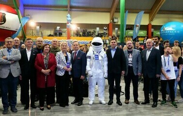 Hackhaton Stalowa Wola 2024 (na zdjęciu znajduje sie grupa os&oacute;b)