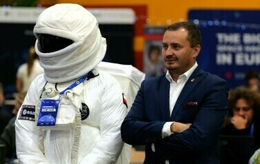Hackhaton Stalowa Wola 2024 (na zdjęciu znajduje sie  astronauta i mężczyzna)