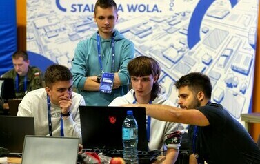 Hackhaton Stalowa Wola 2024 (na zdjęciu znajduje sie czterech mężczyzn)