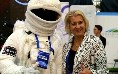 Hackhaton Stalowa Wola 2024 (na zdjęciu znajduje sie astronauta i kobieta)