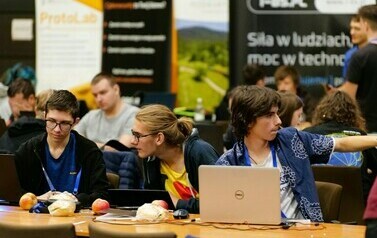 Hackhaton Stalowa Wola 2024 (na zdjęciu znajdują się osoby przy komputerach)