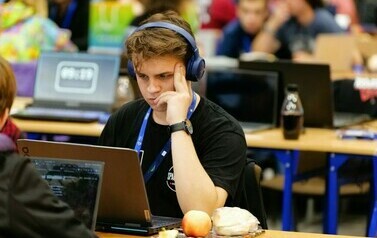 Hackhaton Stalowa Wola 2024 (na zdjęciu znajduje sie mężczyzna w słuchawkach)