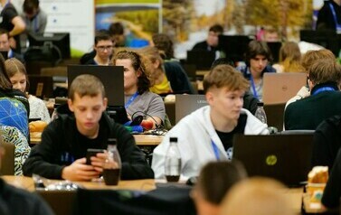 Hackhaton Stalowa Wola 2024 (na zdjęciu znajduje sie  grupa os&oacute;b przy komputerach)