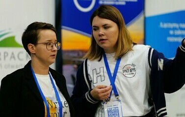 Hackhaton Stalowa Wola 2024 (na zdjęciu znajdują się dwie kobiety)
