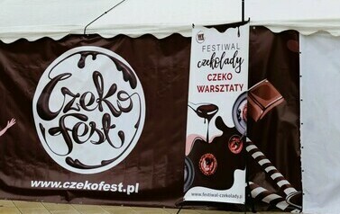 Festiwal Czekolady i słodkości w Stalowej Wol (na zdjęciu znajduje się namiot i baner reklamowy)