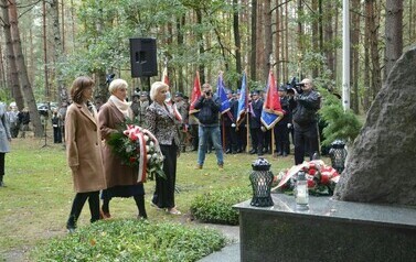 82. rocznica pacyfikacji wsi Kochany (na zdjęciu znajdują się osoby idący z kwiatami)