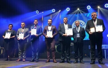 XXII Samorządowego Forum Kapitału i Finans&oacute;w (na zdjęciu znajdują się mężczyźni na scenie)