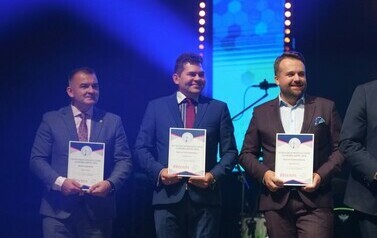 XXII Samorządowego Forum Kapitału i Finans&oacute;w (na zdjęciu znajduje się trzech mężczyzn)