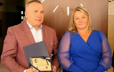 70-lecie Koła Powiatowego Polskiego Związku Niewidomych (na zdjeciu znajduje się kobieta i mężczyzna)
