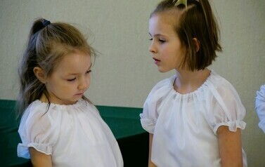Święto Edukacji Narodowej 2024 (na zdjęciu znajdują sie dwie dziewczynki)