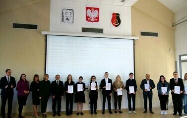 Święto Edukacji Narodowej 2024 (na zdjęciu znajduje się grupa os&oacute;b)