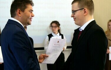 Święto Edukacji Narodowej 2024 (na zdjęciu znajduje sie dw&oacute;ch mężczyzn)