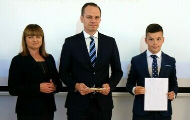 Święto Edukacji Narodowej 2024 (na zdjęciu znajduje się kobieta, mężczyzna i chłopiec)