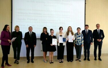 Święto Edukacji Narodowej 2024 (na zdjęciu znajduje się grupa os&oacute;b)